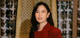 Dian Sastrowardoyo buktikan beskap bisa digunakan untuk menunjang aktivitas sehari-hari. Penggunaan beskap tak melulu untuk gaya formal melainkan juga edgy [@therealdisastr]