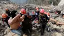Petugas pemadam kebakaran membawa korban yang luka menggunakan tandu di Tempat Pembuangan Akhir (TPA)  di Guatemala City, Guatemala, Rabu (27/4). Ribuan kubik sampah longsor dan menewaskan satu orang. (REUTERS/Josue Decavele)