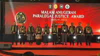 Acara malam Anugerah Paralegal Justice Awarddi Hotel Discovery, Jakarta, Kamis (1/6/2023). Lurah Setu Kecamatan Cipayung Dwi Widiastuti, berhasil meraih predikat 10 Terbaik. (Dok Kemenkumham)