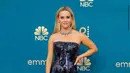 Reese Witherspoon tampil bersinar dalam balutan strapless dress berpayet safir dari Armani Privé. Penampilannya terlihat semakin mewah dengan perhiasan Tiffany & Co. (Instagram/giorgioarmani).