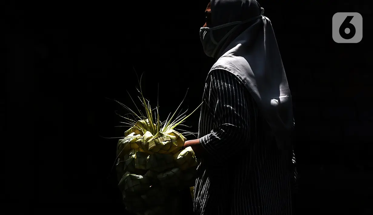 Warga membeli kulit ketupat di bawah kolong jembatan kawasan Pesanggrahan, Jakarta, Senin (10/5/2021). H-3 menjelang Hari Raya Idul Fitri 1442 H, penjualan kulit ketupat mulai marak yang dijual dengan harga Rp 8.000 per 10 buahnya. (Liputan6.com/Johan Tallo)
