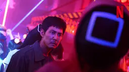 Dalam Squid Game 2, Sung Ki Hoon (Lee Jung Jae) memilih untuk tidak tinggal dengan putrinya di Amerika Serikat demi mengejar tujuannya sendiri terkait dengan permainan mematikan yang dia menangkan di Musim 1. (Foto: Netflix Korea)