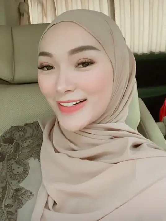 Tidak hanya memuji kecantikan pelantun lagu Bang Jono ini, warganet juga banyak mendoakan agar istri Sirajuddin Mahmud ini bisa istiqomah mengenakan hijab. Foto selfienya saat mengenakan hijab berwarna cokelat susu ini begitu menawan.(Liputan6.com/IG/@zaskia_gotix)
