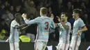 Para pemain Celta Vigo merayakan gol yang dicetak oleh Pione Sisto ke gawang Barcelona pada leg pertama babak 16 besar Copa del Rey di Stadion Balaidos, Kamis (4/1/2018). Kedua tim bermain imbang 1-1. (AP/Lalo R. Villar)