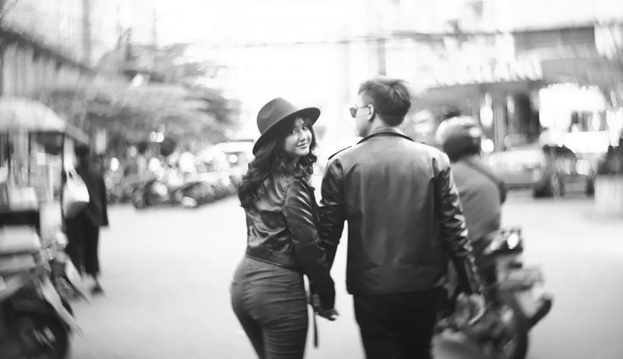 Pilih jalanan sebagai lokasi prewedding, Adinda Azani dan Armand Zachary tentunya punya cerita unik sendiri memilih tempat tersebut. (Instagram/dindazani)