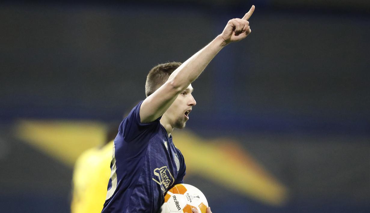 Striker Dinamo Zagreb, Mislav Orsic melakukan selebrasi usai mencetak gol kedua timnya ke gawang Tottenham Hotspur dalam laga leg kedua babak 16 besar Liga Europa 2020/2021 di Maksimir Stadium, Zagreb, Kamis (18/3/2021). Dinamo Zagreb menang 3-0 atas Tottenham. (AP/Darko Bandic)