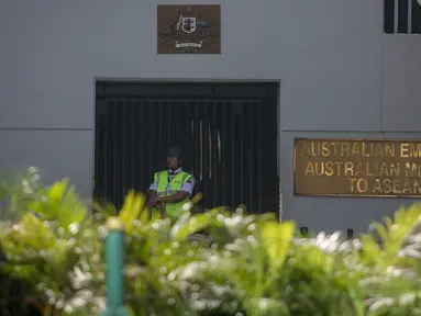 Petugas Kedutaan besar Australia di Indonesia berjaga seperti biasanya pasca eksekusi mati dua warga negaranya di Indonesia karena terlibat kasus narkoba, Jakarta, kamis (30/4/2015). (Liputan6.com/Faizal Fanani)