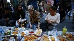 Umat Muslim bersiap berbuka puasa pada hari pertama bulan suci Ramadan, di dekat Taksim Square, Istanbul, Turki, Kamis (18/6/2015). (REUTERS/Osman Orsal)