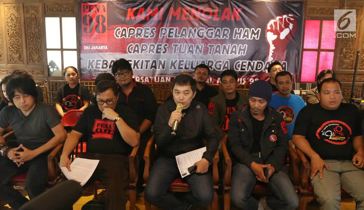 Persatuan Nasional Aktivis 98 (PENA 98) memberikan keterangan pers di Jakarta, Kamis (14/3). Dalam keterangan persnya PENA 98 juga menyatakan sikap menolak kembali kebangkitan keluarga cendana. (Liputan6.com/Johan Tallo)