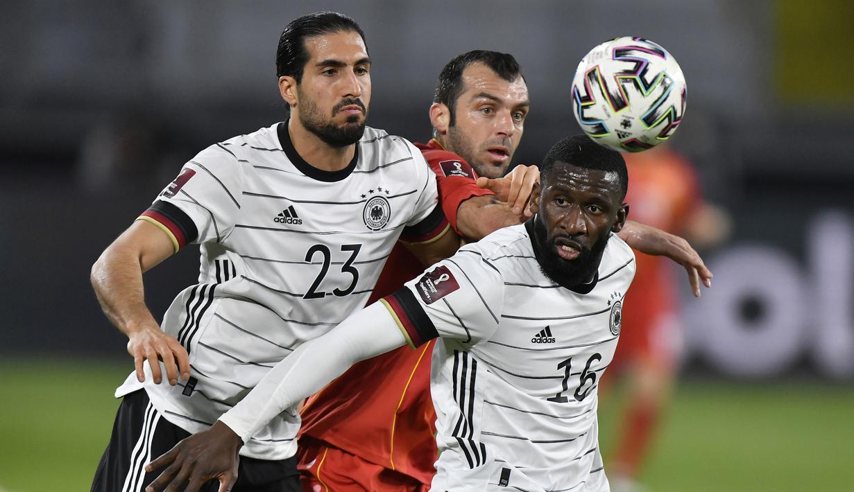 Striker Makedonia Utara, Goran Pandev (tengah) berebut bola dengan dua pemain Jerman, Emre Can (kiri) dan Antonio Ruediger dalam laga lanjutan Kualifikasi Piala Dunia 2022 Zona Eropa Grup J di Duisburg, Jerman, Rabu (31/3/2021). Makedonia Utara mengalahkan Jerman 2-1. (AP/Martin Meissner)