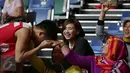 Pevoli Yolla Yuliana (tengah) tersenyum menyaksikan pebasket Indonesia, Andakara Prastawa Dhyaksa mencium tangan salah satu kerabatnya usai berlaga di semifinal SEA Games ke-28 di OCBC Arena Singapore, Minggu (14/6/2015). (Liputan6.com/Helmi Fithriansyah)