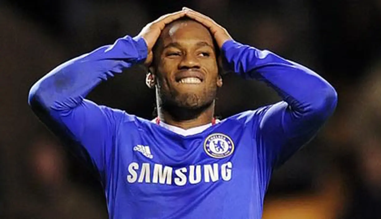 Striker Chelsea Didier Drogba meratapi kekalahan timnya yang ditekuk Wolverhampton Wanderers 0-1 dalam lanjutan Liga Premier di Molineux Stadium, 5 Januari 2011. AFP PHOTO/CARL DE SOUZA
