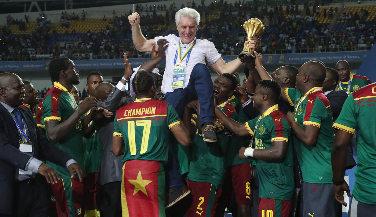 Para pemain Kamerun merayakan gelar juara Piala Afrika 2017 dengan mengangkat sang pelatih, Hugo Broos. (EPA/Gavin Barker)