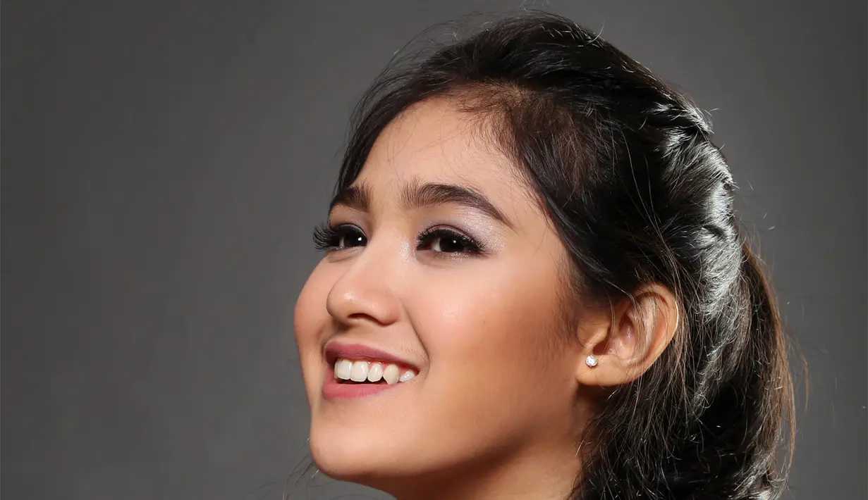 Bintang sinetron Bastian Steel Bukan Cowok Biasa itu juga merasakan nyaman dengan kepribadiannya tomboy. Salah satunya, ia juga lebih nayman mengenakan celana dibanding dengan mengenakan rok. (Bambang E. Ros/Bintang.com)