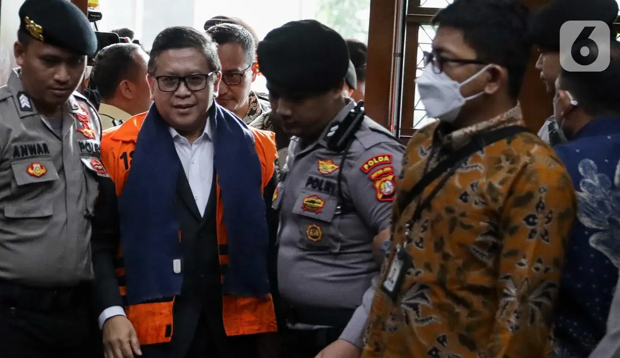 Hari ini, Jumat (14/3/2025), tersangka kasus dugaan suap pengurusan penggantian antar-waktu anggota DPR untuk Harun Masiku dan perintangan penyidikan (obstruction of justice), Hasto Kristiyanto menjalani sidang pembacaan dakwaan di Pengadilan Tindak Pidana Korupsi, Jakarta. (Liputan6.com/Herman Zakharia)