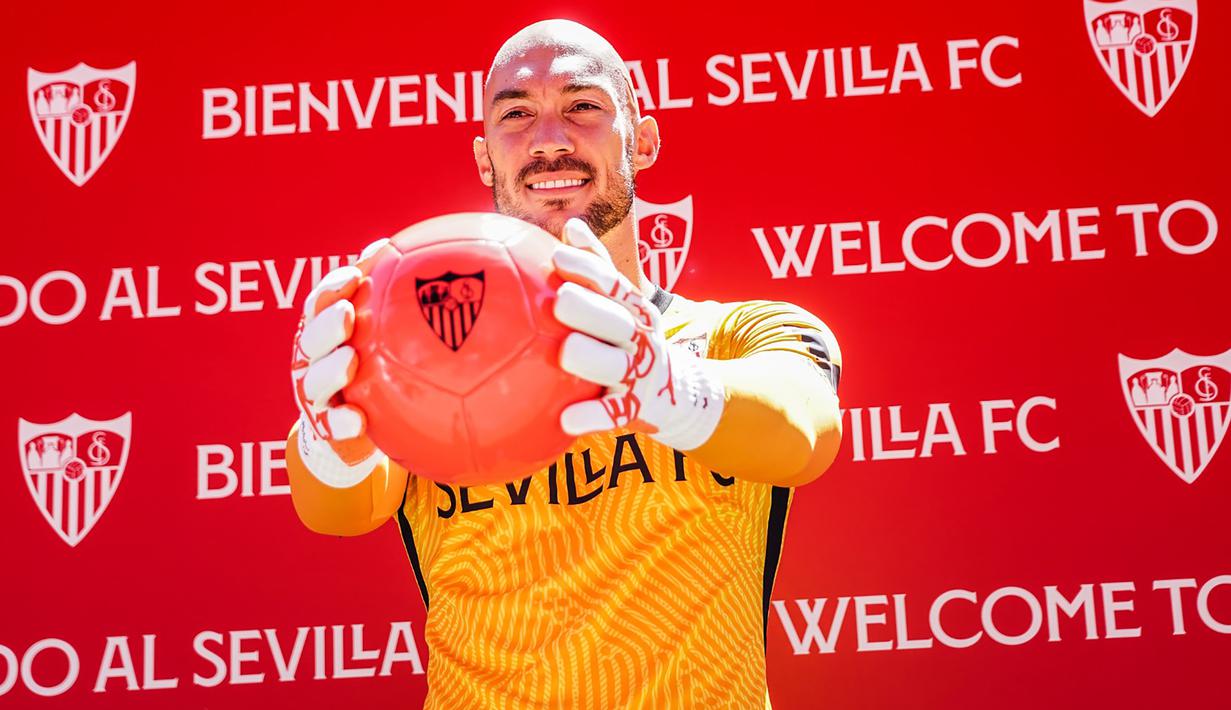 Marko Dmitrovic. Kiper berusia 30 tahun dan berpostur 1,94 meter ini baru awal musim 2021/2022 ini memperkuat Sevilla. Ia hanya menjadi pelapis Yassine Bounou di Sevilla dan baru tampil 8 kali di semua ajang dengan torehan 5 kali clean sheet.  (sevillafc.es)