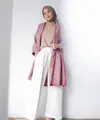 Kamu bisa memadukan outerwear dengan turtleneck warna merah muda dan wide leg pants warna putih. Untuk hijab, kamu juga bisa memakai hijab segi empat warna nude. (Instagram/ffdilla).