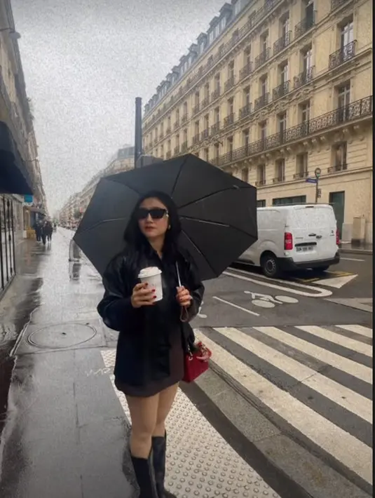 Febby Rastanty tampil lebih chic dengan mini dress cokelat berlapis jaket kulit [@enzystoria]