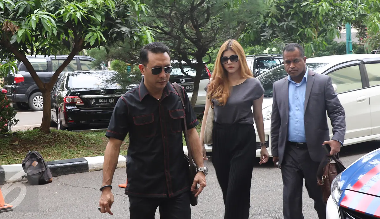Presenter Sony Tulung didampingi kekasihnya Cindy saat melapor ke SPK Polda Metro Jaya, Jakarta, (12/04). Pria berinisial TJD tersebut kabarnya merupakan General Manager (GM )perusahaan otomotif terbesar di Indonesia. (Liputan6.com/Herman Zakharia)