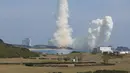 Roket "H3" generasi berikutnya Jepang, yang membawa satelit optik canggih "Daichi 3", meninggalkan landasan peluncuran di Tanegashima Space Center di Kagoshima, Jepang barat daya, Selasa (7/3/2023). Badan Antariksa Jepang (JAXA) kemudian mengeluarkan perintah penghancuran setelah menyelesaikan misi tidak dapat berhasil. (Photo by JIJI Press / AFP)