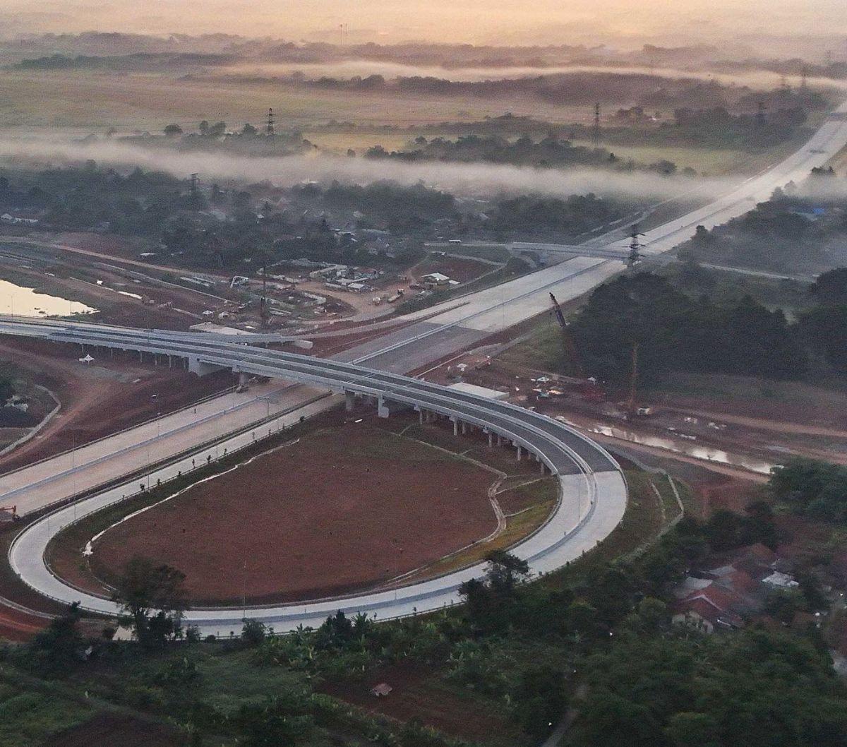 Sementara itu, pembangunan untuk Seksi 2 yang menghubungkan Legok dengan Pasir Barat sepanjang 11,54 kilometer dan Seksi 3 yang menghubungkan Pasir Barat dengan Balaraja sepanjang 18,57 kilometer masih dalam tahap persiapan. Foto: merdeka.com / Arie Basu