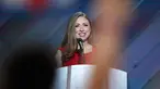 Chelsea Clinton berbicara dalam penutupan Konvensi Nasional Partai Demokrat di Philadelphia, Pennsylvania, AS, Kamis (28/7). Chelsea merupakan putri tunggal dari mantan Presiden Amerika Serikat,  Bill Clinton dan Hillary Clinton. (REUTERS/Mark Kauzlarich)