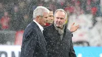 Presiden Hoffenheim, Dietmar Hopp dan CEO Bayern Munchen, Karl-Heinz Rummenigge. (AFP/Daniel Roland)