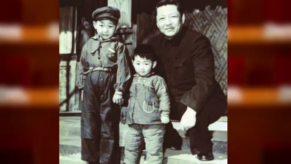 Xi Jinping kecil (kiri) bersama ayah dan adik lelakinya (Wikipedia/Public Domain)