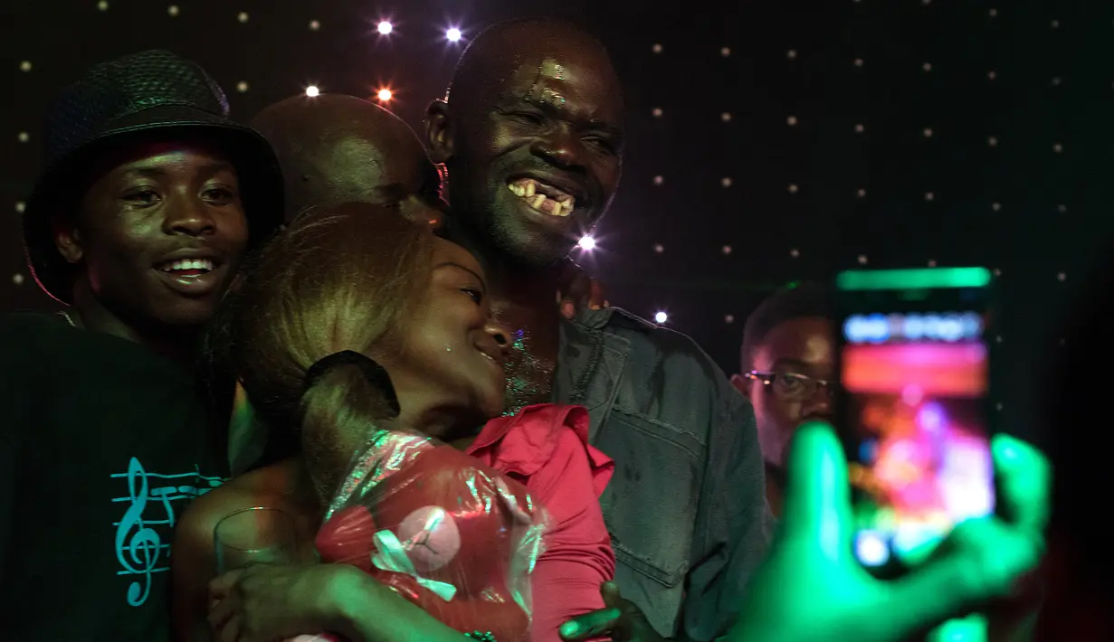 Maison Sere merayakan kemenangannya usai dinobatkan sebagai pria terjelek pada kontes 'Ugliest Man' di Zimbabwe, 20 November 2015. Sere sendiri adalah pria pengangguran yang menang dalam kontes tersebut. (AFP PHOTO/Jekesai NJIKIZANA)