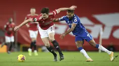 Bek Manchester United (MU), Harry Maguire bersaing dengan penyerang Everton, Dominic Calvert-Lewin pada laga pekan ke-23 Liga Inggris 2020/2021 di Old Trafford, Minggu dinihari WIB (7/2/2021). MU hanya mampu bermain imbang 3-3 saat menjamu Everton.  (Martin Rickett/Pool via AP)