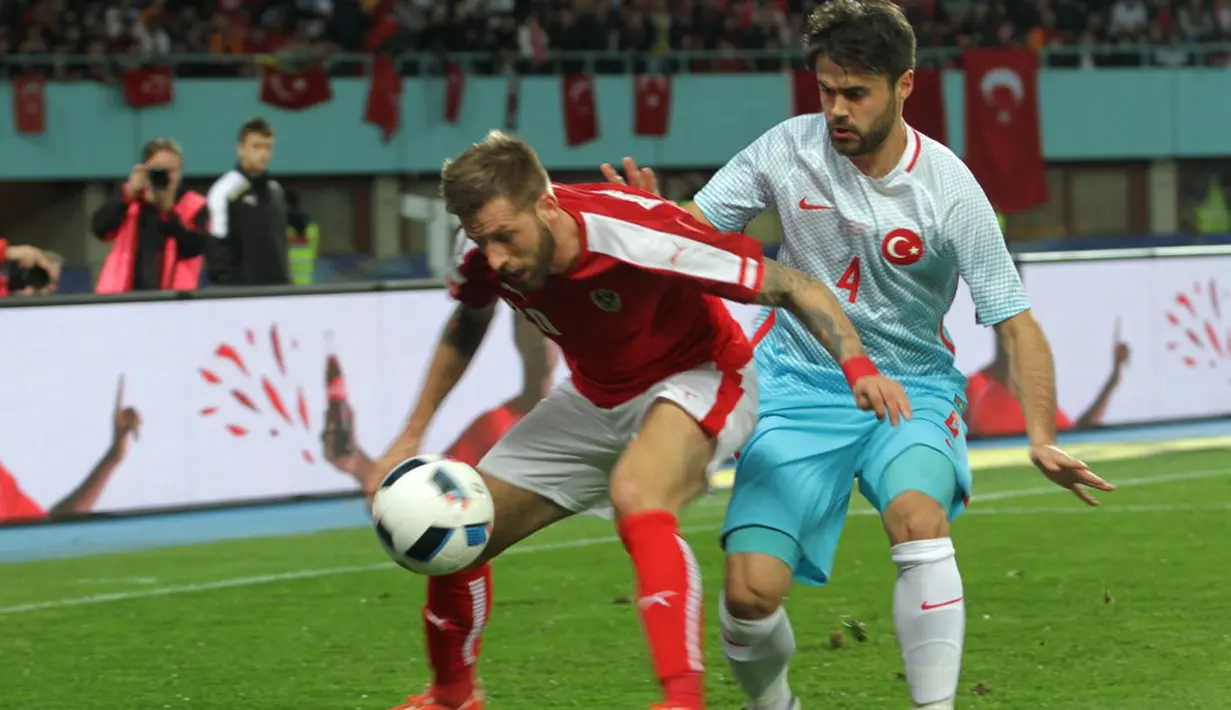 Winger Timnas Austria, Guido Burgstaller (kiri), kesulitan melewati kawalan bek Turki, Ahmet Calik. (Bola.com/Reza Khomaini)