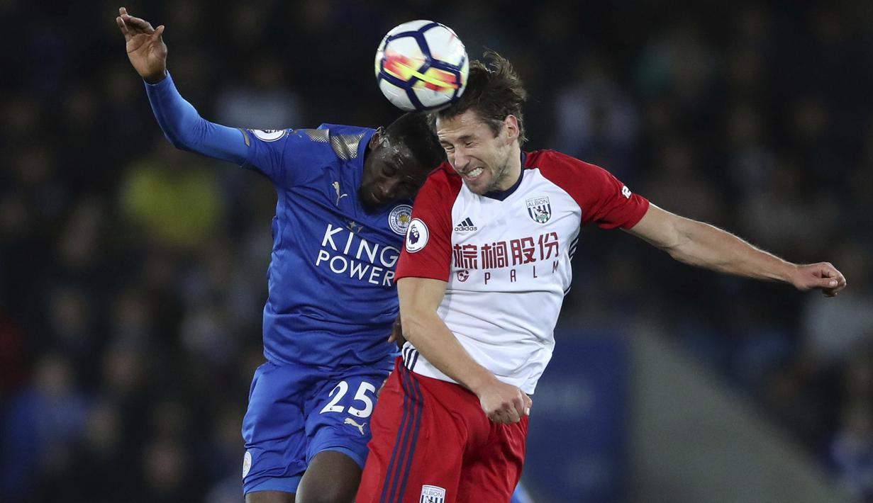 Duel pemain Leicester City, Wilfred Ndidi (kiri) dan pemain WBA, Grzegorz Krychowiak pada laga Premier League di King Power Stadium, Leicester, (16/10/2017). Leicester bermain imbang 1-1. (Nick Potts/PA via AP)