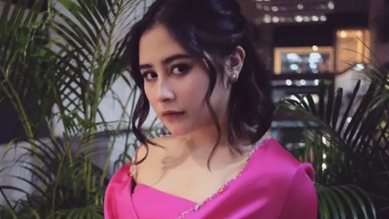 Pakai Dress Pink, Prilly Latuconsina Pancarkan Kecantikan dengan Makeup Flawless