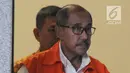 Bupati nonaktif Bandung Barat, Abubakar berjalan keluar seusai pemeriksaan di gedung KPK, Jakarta, Jumat (3/8). Berkas perkara Abubakar terkait dugaan suap kepentingan pilkada di Bandung Barat siap dilimpahkan ke penuntut umum. (Merdeka.com/Dwi Narwoko)