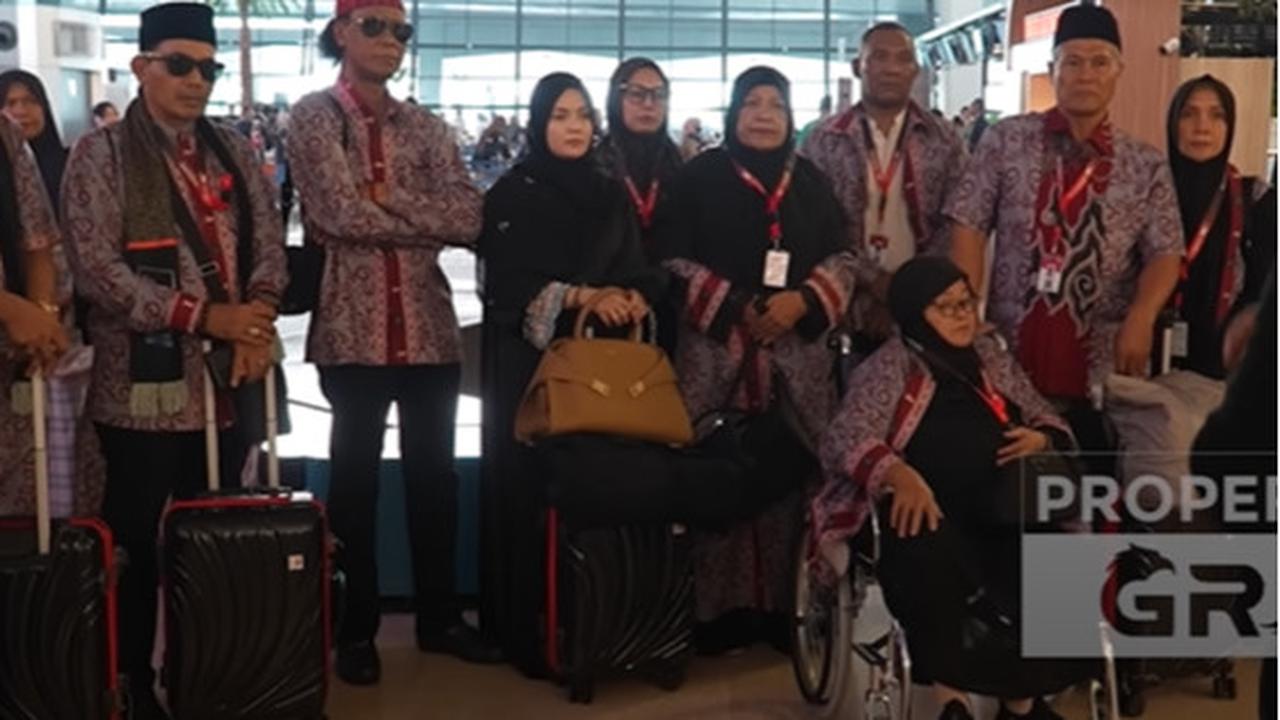 Salut, Hercules Ajak Keluarga Umrah di Bulan Suci Ramadan di Bandara Banyak yang Minta Foto