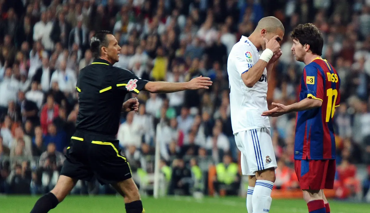 Perseteruan sengit lainnya di El Clasico adalah rivalitas antara Pepe dan Lionel Messi. Pepe dikenal karena tekelnya yang kasar bahkan melampaui batas. Dalam sebuah pertandingan, Pepe menginjak Messi dan di pertandingan lainnya, dia terus-menerus menjatuhkan Messi dengan tekel-tekelnya yang tidak perlu. (AFP/Dominique Faget)