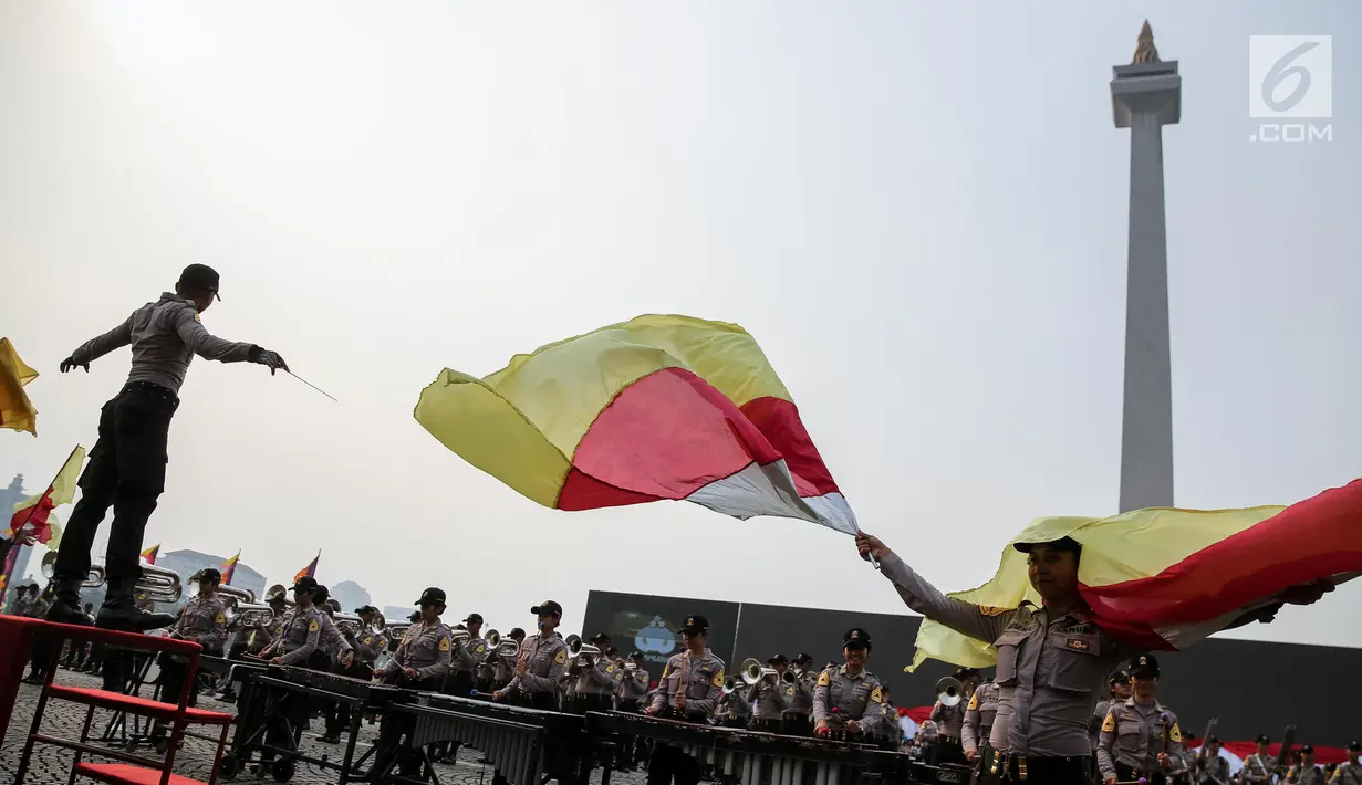Prajurit Polri melatih orkestra jelang acara HUT Polri yang ke-71 di Monas, Jakarta, Jumat (7/7). Hut Polri tersebut akan dirayakan tanggal 10 Juli mendatang dengan dihadiri oleh Presiden Joko Widodo. (Liputan6.com/Faizal Fanani)