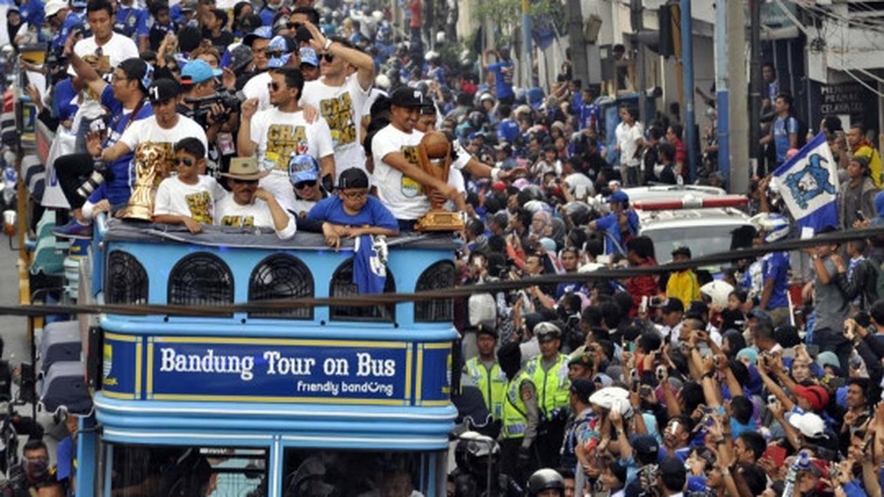 Pawai kejuaraan Persib, lautan Bobotoh birukan Bandung