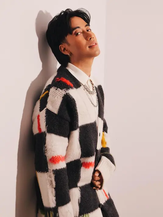 Pesona Vidi Aldiano mengenakan kniited wear. Ia memadukan kemeja putih, diberi pemanis kalung berlayer, ditumpuk dengan knitted sweater kotak-kotak dengan warna yang semarak. [Foto: Instagram/vidialdiano]