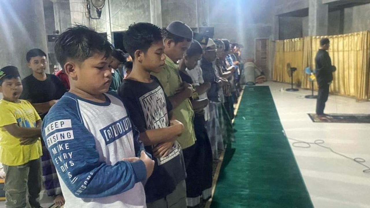 Semangat Tarawih Hutanabolon Tetap Membara di Akhir Ramadhan Pasca Banjir Bandang