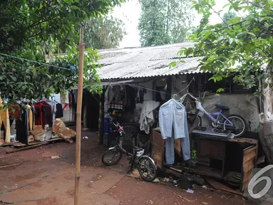 Rumah Sony Wakwaw di pemukiman pemulung di kawasan Cibubur, Jakarta Timur. Foto diambil pada Kamis (4/12/2014). (Liputan6.com/Herman Zakharia)