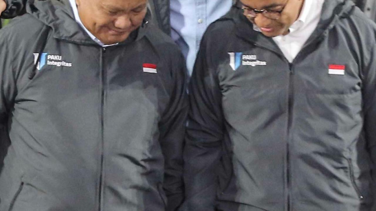 Sebelumnya pada debat ketiga Capres yang digelar di Istora Senayan pada 7 Januari 2024 lalu, keduanya enggan berjabatan tangan.<br>Foto Liputan6.com / Angga Yuniar<br>