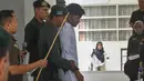 <p>Kedua pelaku zina tersebut menjalani eksekusi hukuman cambuk masing-masing 21 kali di taman Bustanussalatin (Taman Sari) Banda Aceh. (CHAIDEER MAHYUDDIN/AFP)</p>