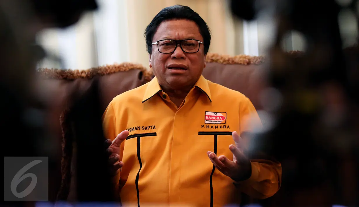Oesman Sapta resmi menjabat sebagai ketua umum setelah mundurnya Wiranto dari posisi tersebut disepakati oleh seluruh DPD Hanura, Jakarta, Kamis (22/12). Sementara, Wiranto menjabat Ketua Dewan Pembina Partai Hanura. (Liputan6.com/Johan Tallo)