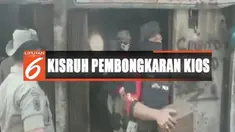Warga mengaku belum mendapatkan pemberitahuan akan pembongkaran ini. Sehingga saat proses pembongkaran dilakukan, rumah dan kios mereka masih dipenuhi barang.