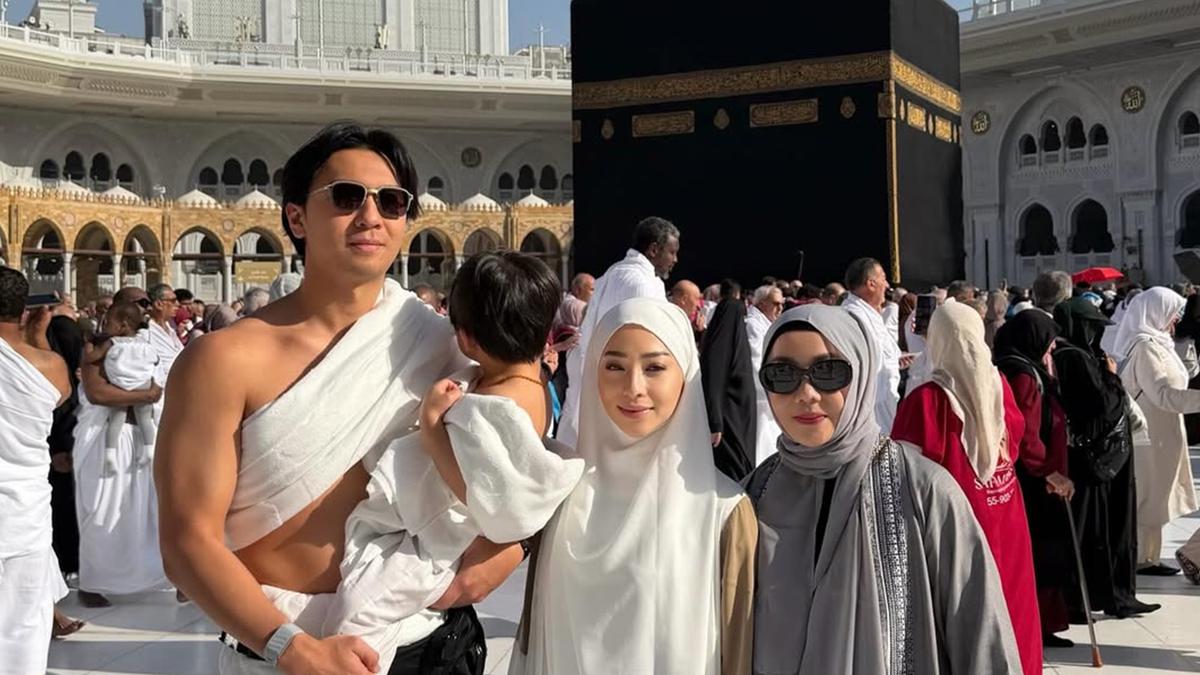 7 Potret Nikita Willy Umrah Awal Tahun, Tampil Sederhana Bareng Suami dan Ibu