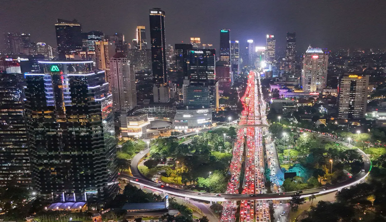 Mujiyono menambahkan bahwa berdasar kajian Pricewaterhouse Coopers (PwC) 2017 Jakarta membutuhkan sekitar 70.000 titik CCTV, sementara CCTV milik Pemprov yang terpasang saat ini baru sekitar 1.494 titik. Tampak foto udara memperlihatkan suasana malam gedung-gedung bertingkat di kawasan Sudirman, Jakarta, Selasa (7/4/2026). (merdeka.com/Arie Basuki)