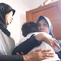 Menghembuskan napas terakhir di RSCM, Jakarta Pusat, jenazah Renita Sukardi dibawa ke kediamannya di kawasan Pondok Kelapa, Jakarta Timur. Tiba di rumah duka pukul 11.15 WIB, isak tangis pun menyambutnya. (Nurwahyunan/Bintang.com)