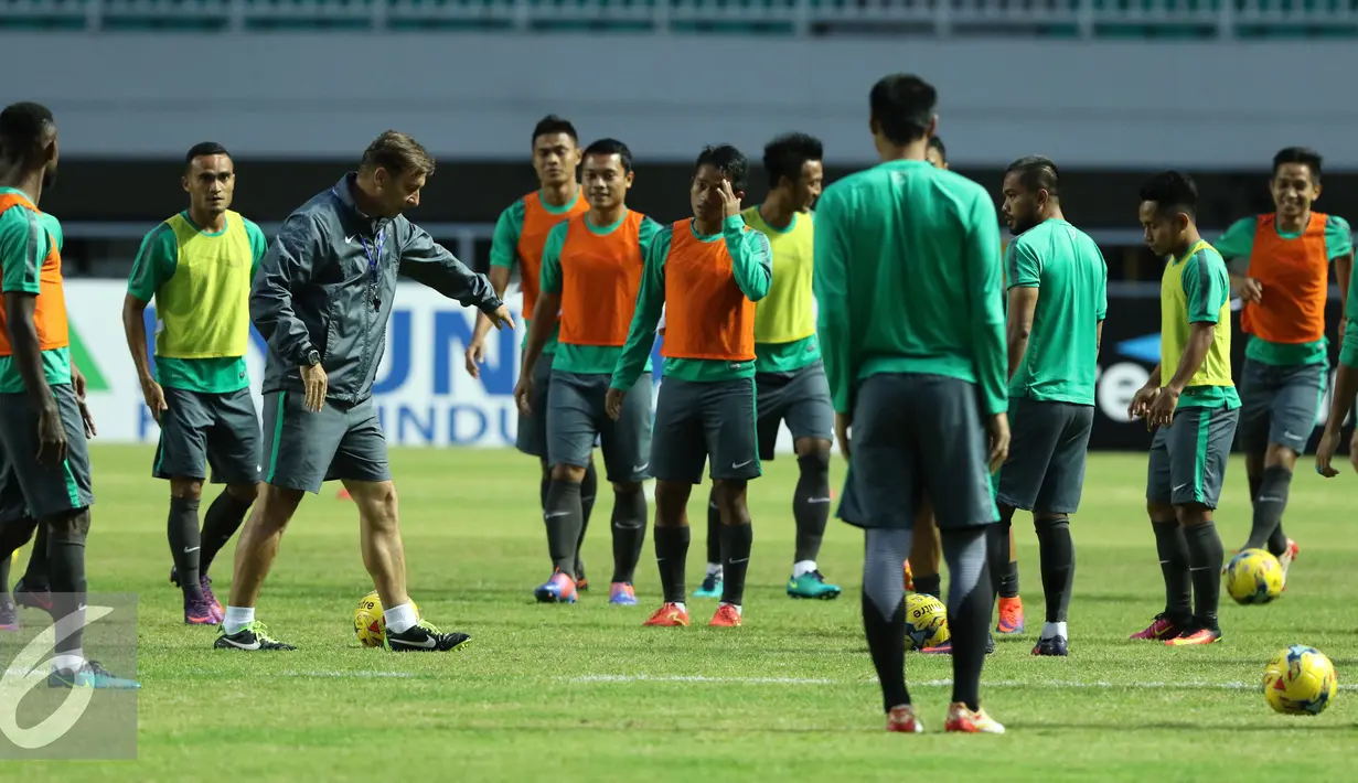 Asisten pelatih Timnas Indonesia, Wolfgang Pikal memberi arahan saat latihan jelang laga pertama semifinal Piala AFF 2016 di Stadion Pakansari, Bogor (2/12). Indonesia akan berlaga melawan Vietnam, Sabtu (3/12). (Liputan6.com/Helmi Fithriansyah)