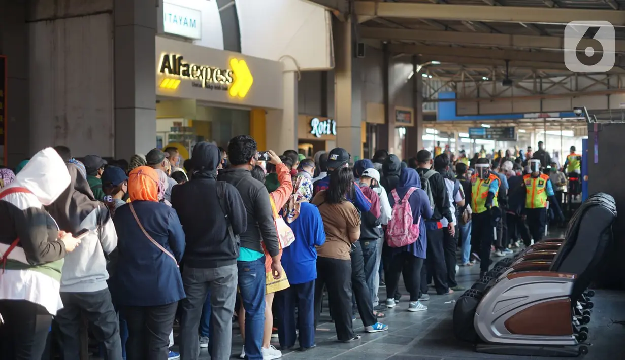 Calon penumpang antre masuk ke dalam Stasiun Citayam, Depok, Jawa Barat, Senin (8/6/2020). Memasuki fase PSBB proporsional menuju new normal Kota Depok, stasiun ramai dipadati penumpang yang kini mulai beraktivitas kembali. (Liputan6.com/Immanuel Antonius)